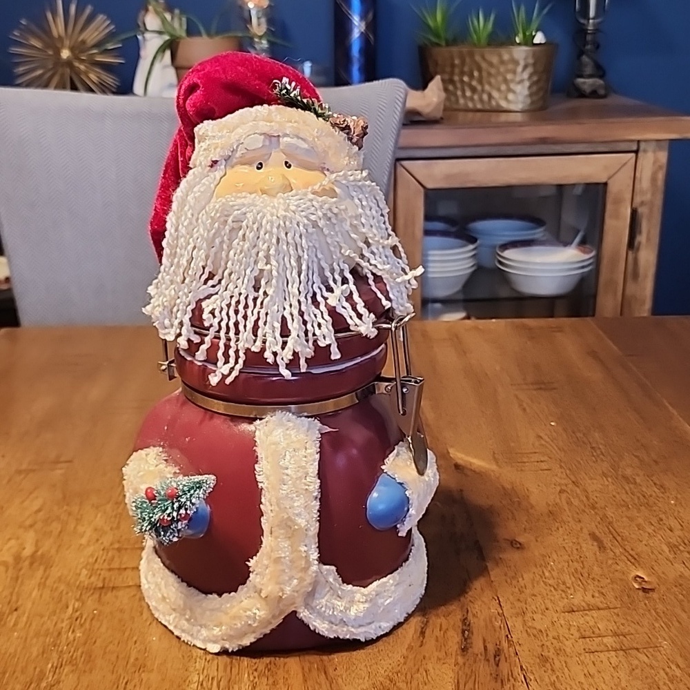 SANTA CONTAINER WITH LOCKING LID